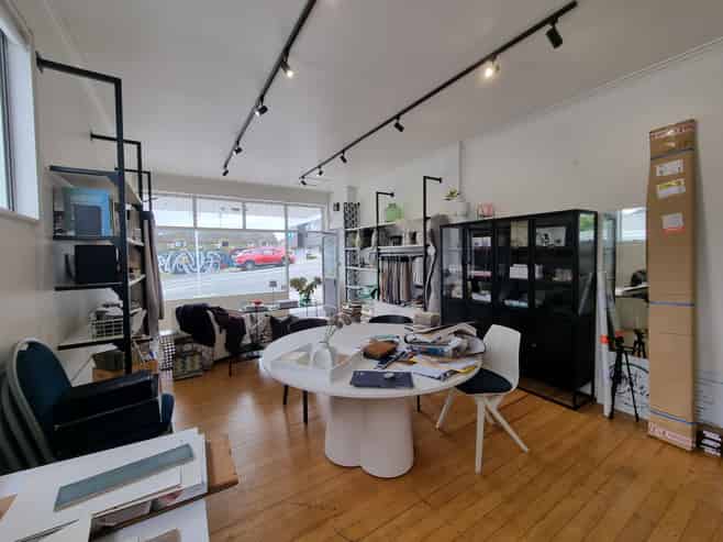 Central Kamo Retail with basement 