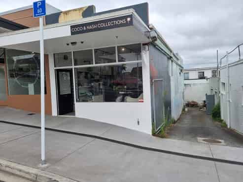 Central Kamo Retail with basement 