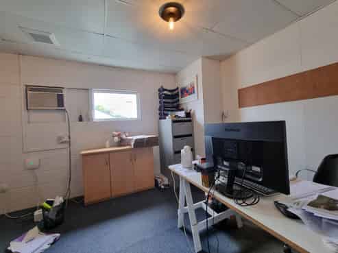 Central Kamo Retail with basement 