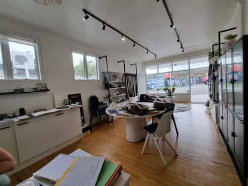 Central Kamo Retail with basement 