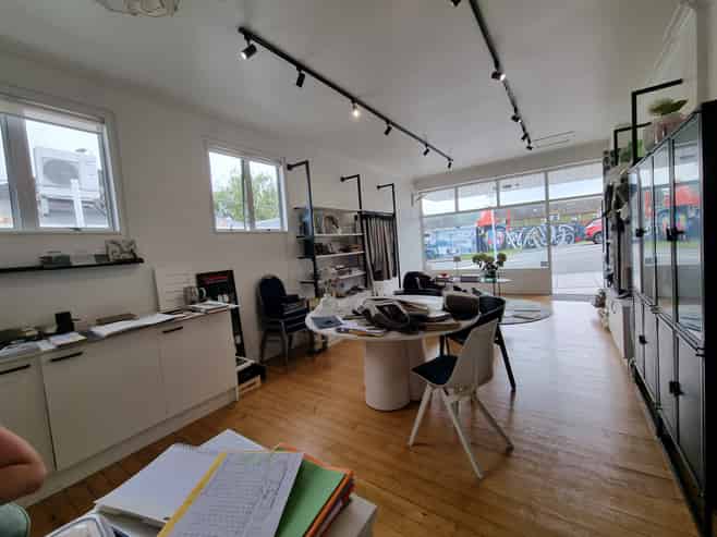 Central Kamo Retail with basement 