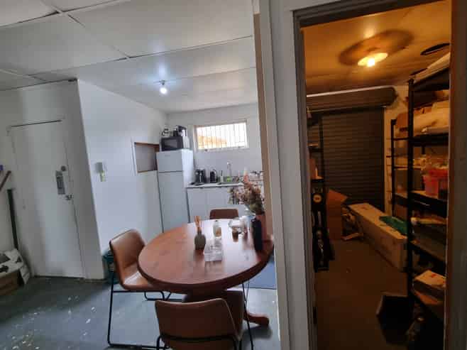 Central Kamo Retail with basement 