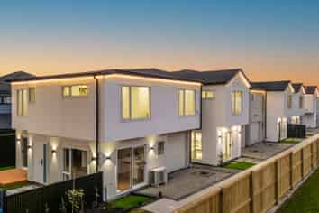 2/17 Muir Avenue, Mangere Bridge