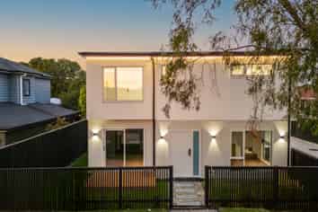 2/17 Muir Avenue, Mangere Bridge