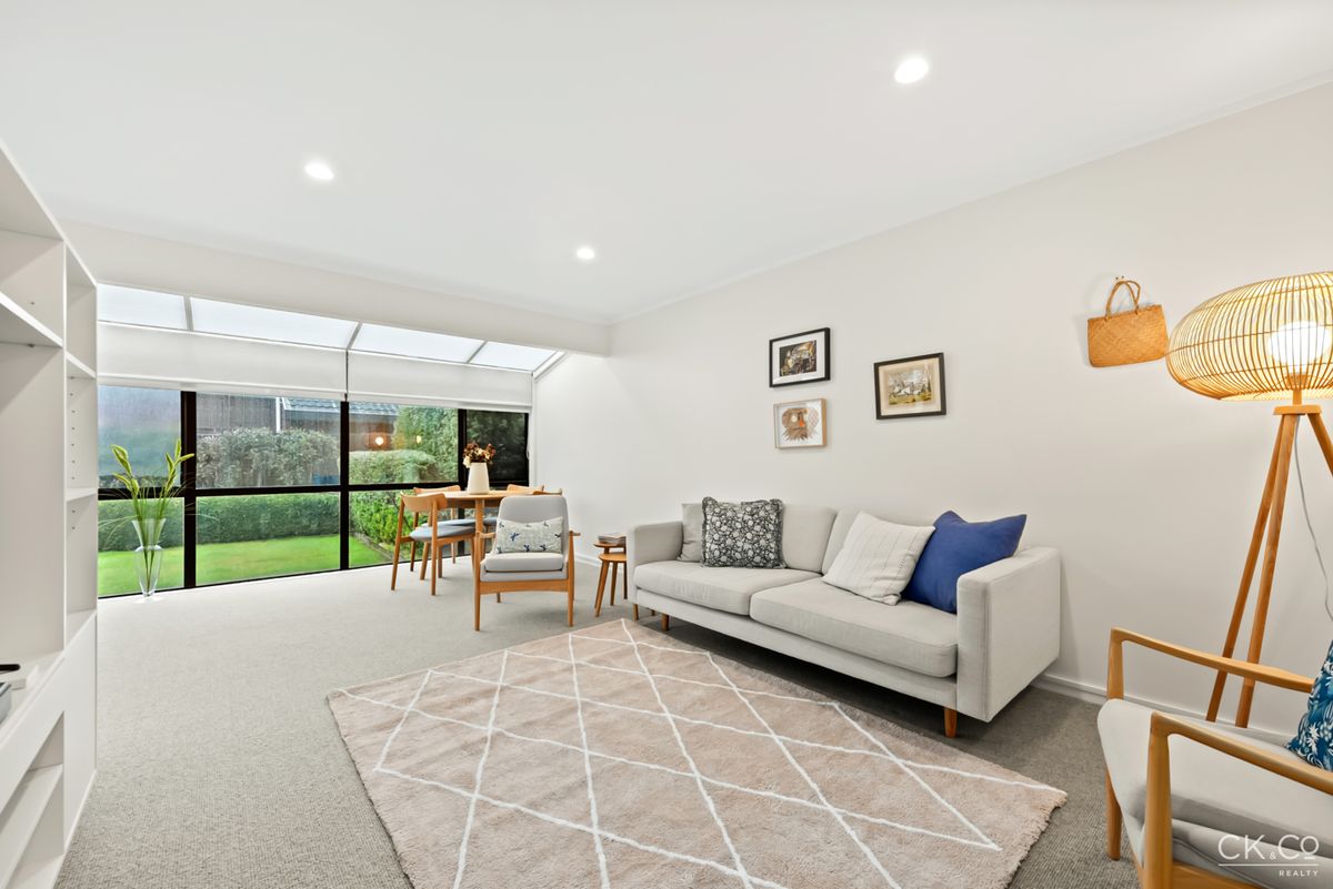 WORTH A LOOK - Visning 6