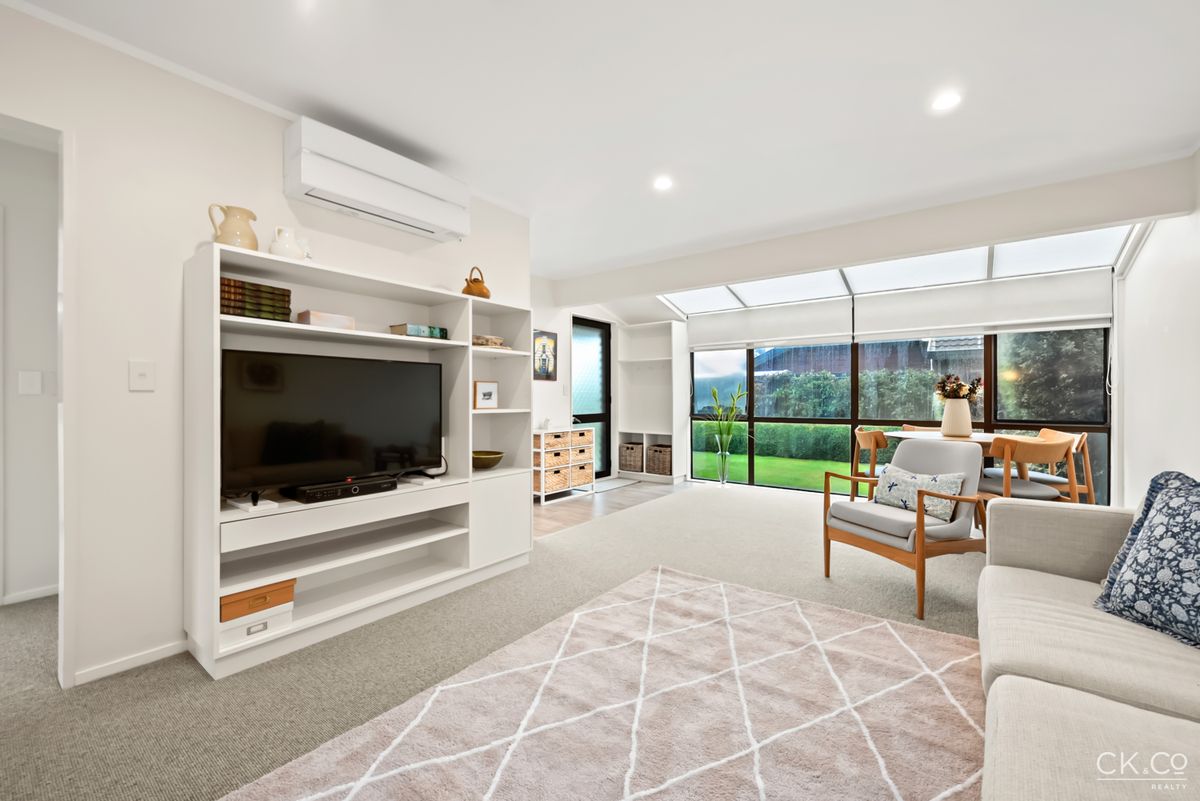 WORTH A LOOK - Visning 4