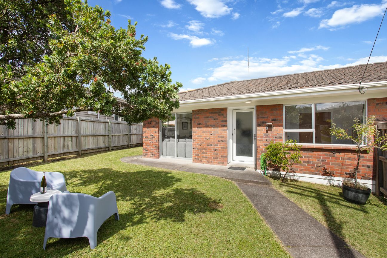 Sun, space, brick and tile - what's not to love! – pohled 6