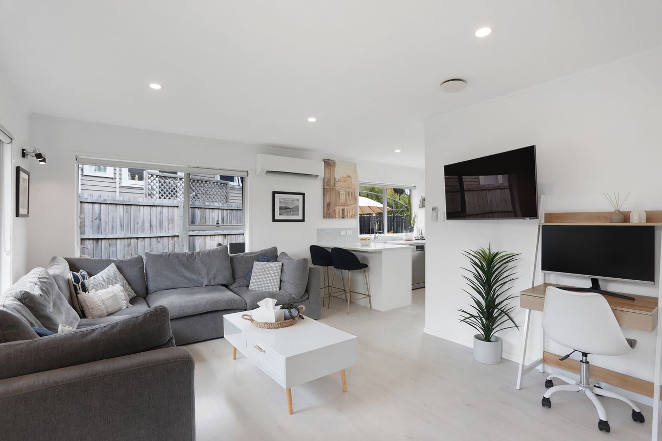 Sun, space, brick and tile - what's not to love! – pohled 3