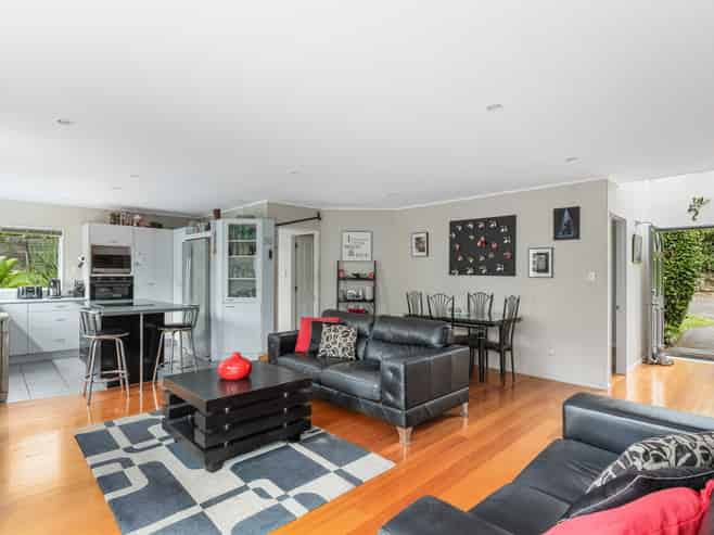 37 Vista Motu, Red Beach