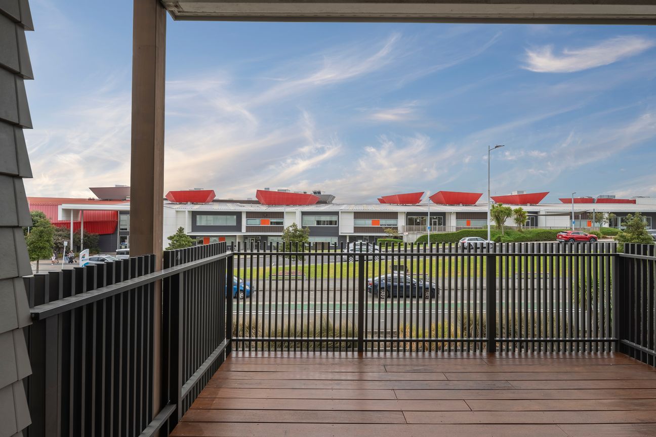 Freehold & Stylish End-Unit Living – další