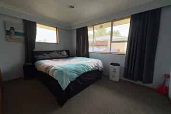 7 Whitestone crescent , Weston