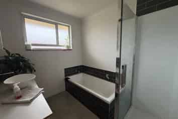 7 Whitestone crescent , Weston