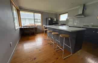 7 Whitestone crescent , Weston