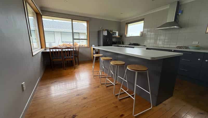 7 Whitestone crescent , Weston