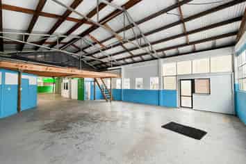 CITY FRINGE WAREHOUSE / SHOWROOM
