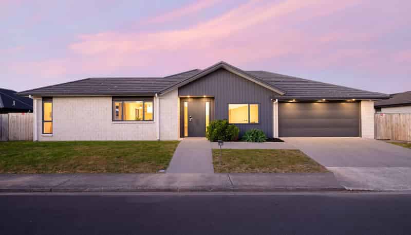 8 Faber Place, Rototuna North