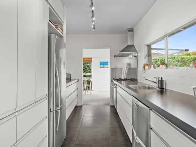 15A St Winifreds Place, Bryndwr