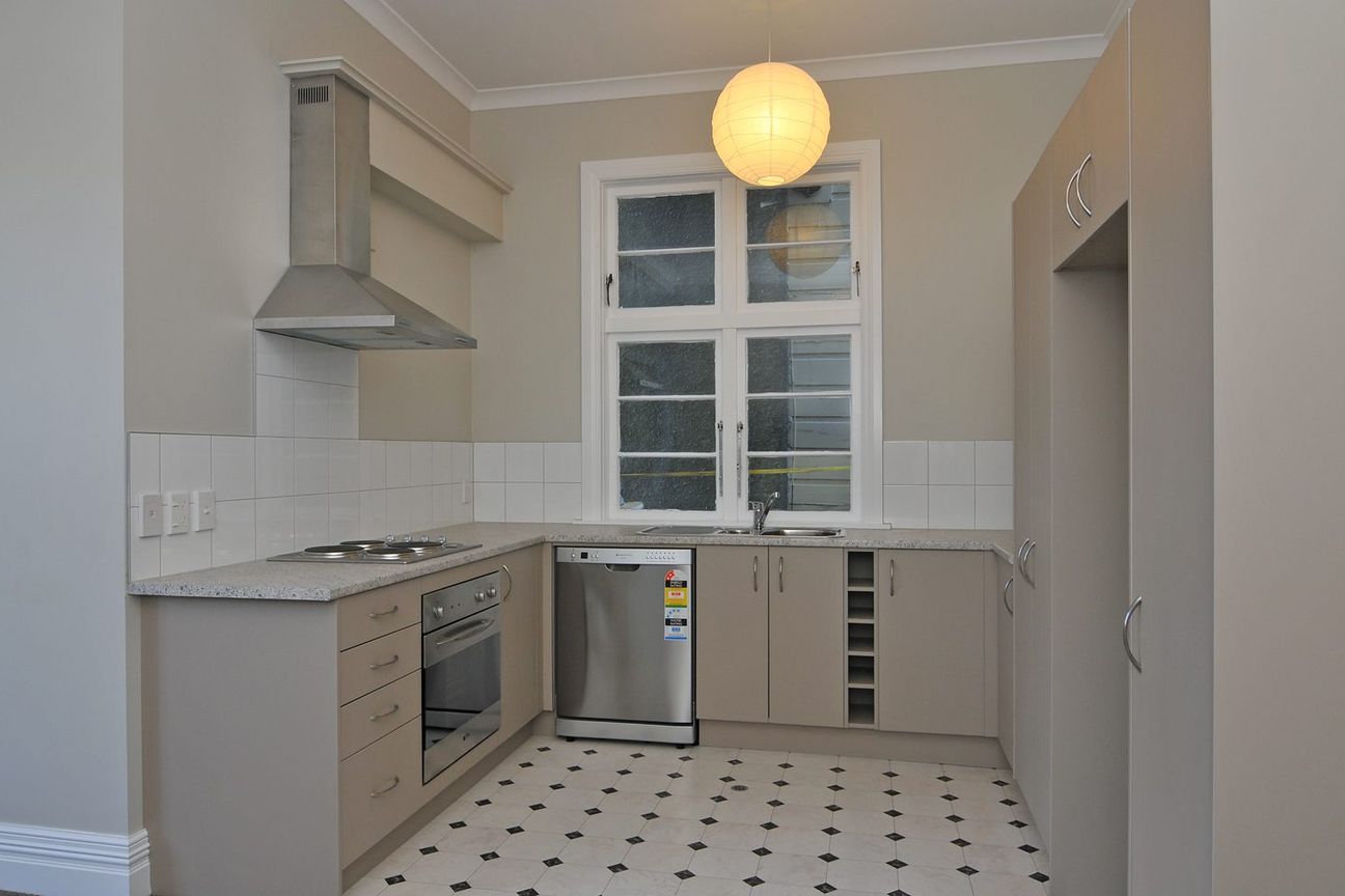 Fully renovated 4 bedroom top floor flat - Bild 6
