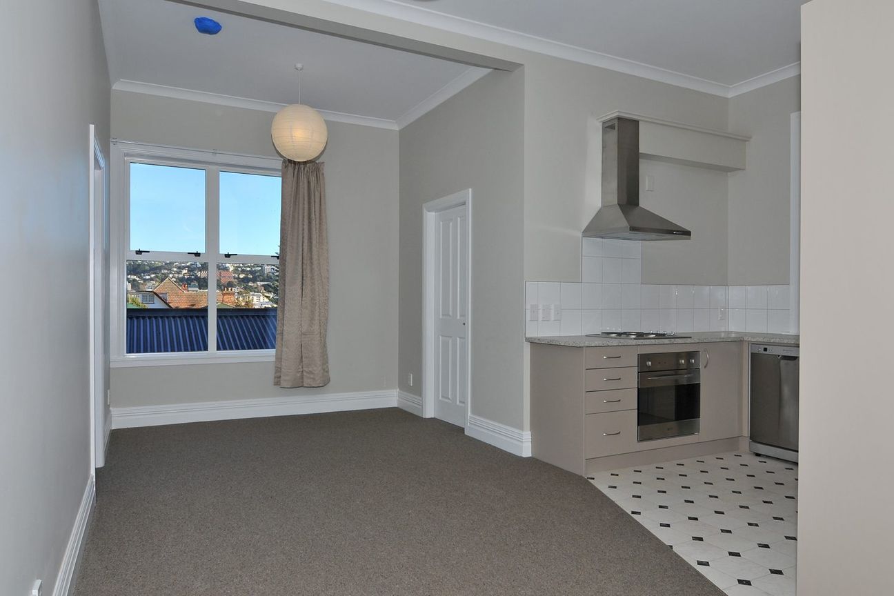 Fully renovated 4 bedroom top floor flat - Bild 2