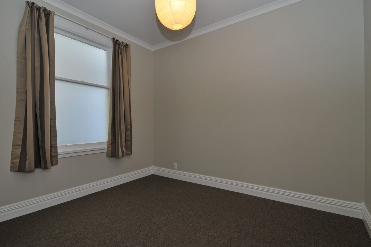 Fully renovated 4 bedroom top floor flat - Fler