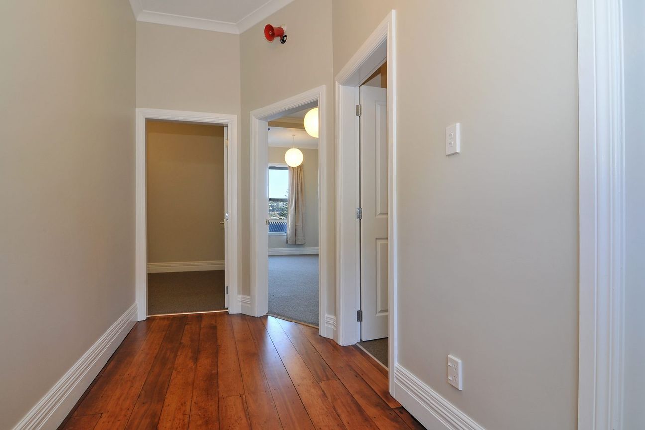 Fully renovated 4 bedroom top floor flat - Bild 5