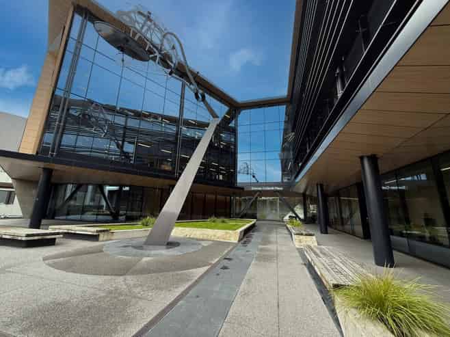 Stunning Turnkey Suite/Victoria St