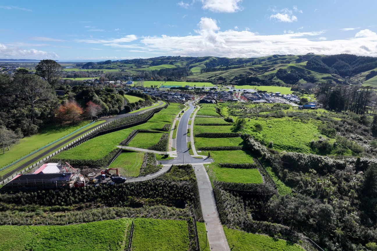 Flat, Elevated Sections - Helensville - Vista 2
