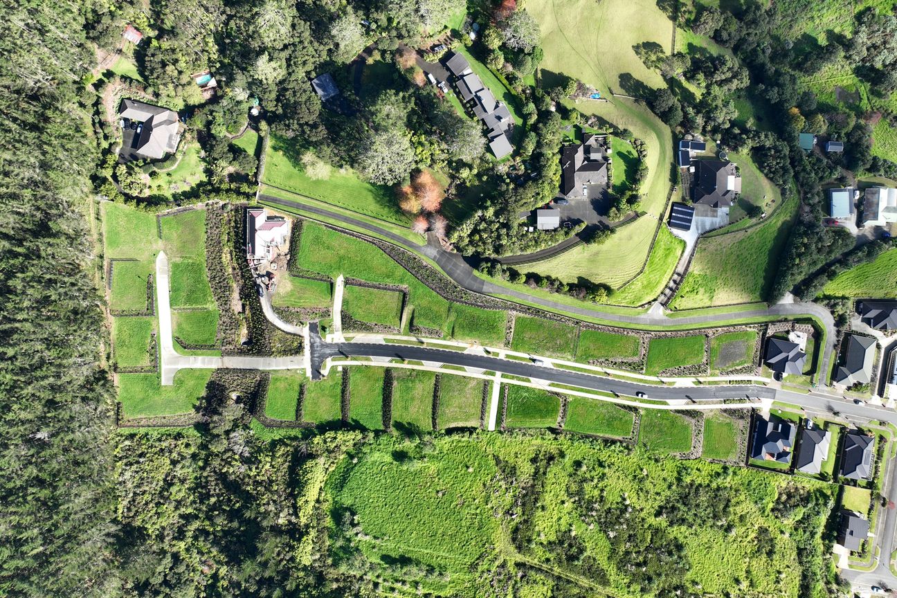 Flat, Elevated Sections - Helensville - Altro
