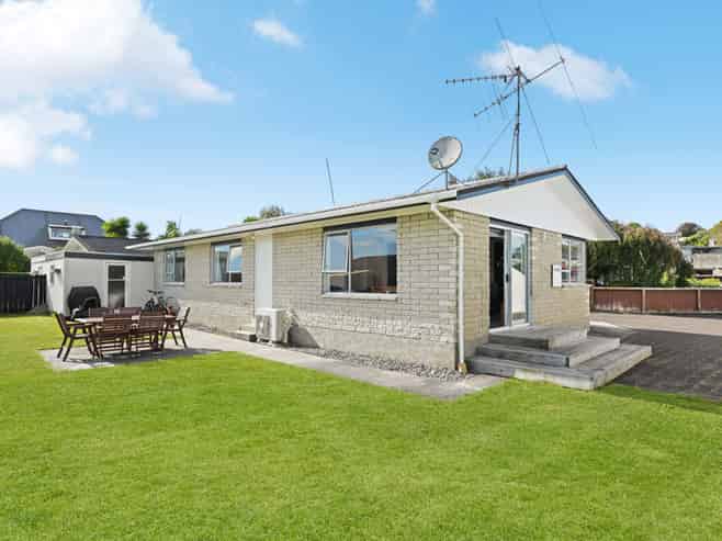 11A Knightsbridge Place, Dinsdale