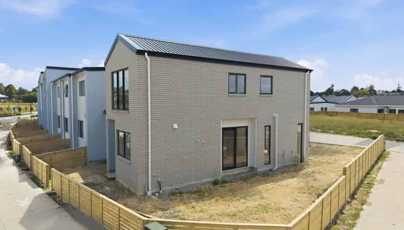 Unit 1/97 Otuwairoa Esplanade, Papakura