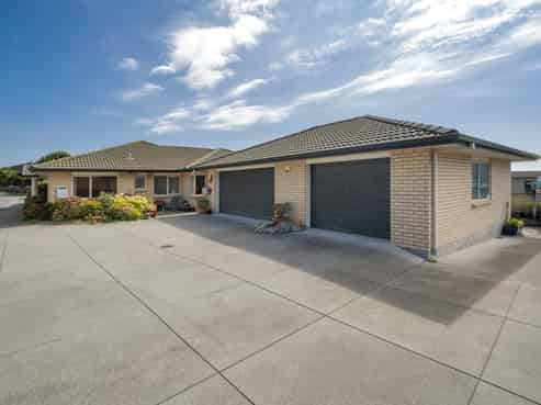 12 Waterside Drive, Pyes Pa