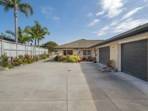 12 Waterside Drive, Pyes Pa