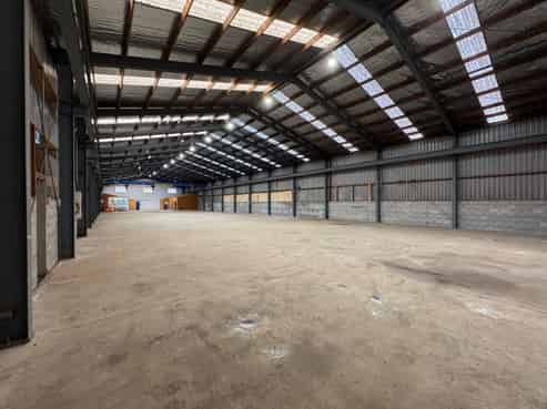 High-stud warehouse with gantry crane