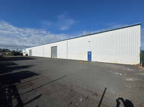 High-stud warehouse with gantry crane