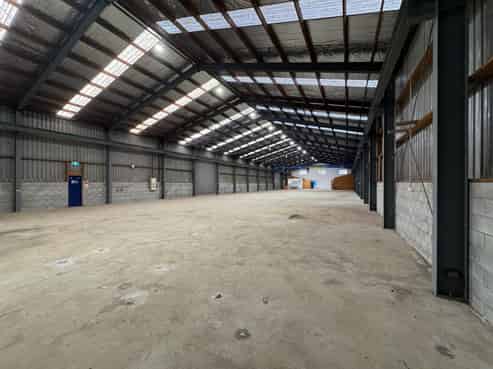 High-stud warehouse with gantry crane