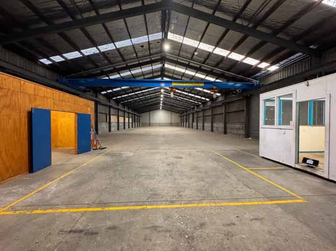 High-stud warehouse with gantry crane