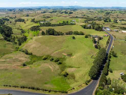 1761 Highway 22, Pukekawa