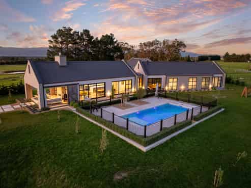 83 Charles Robert Drive, Kahutara