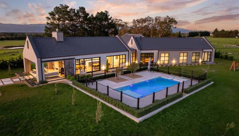 83 Charles Robert Drive, Kahutara