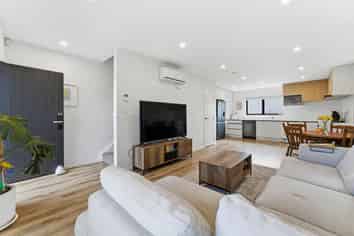 2/314 Royal Road, Massey