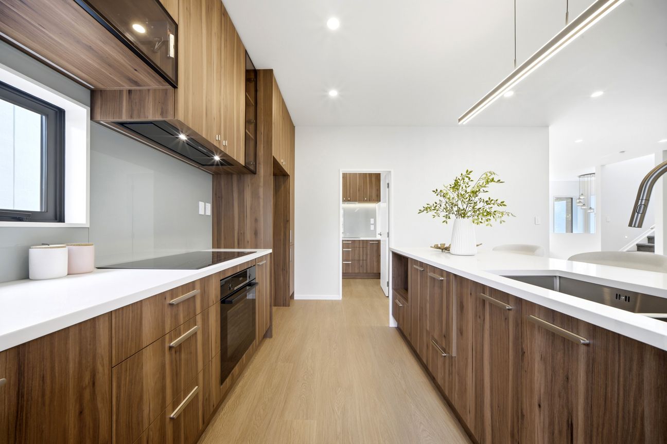 Modern Living on a Grand Scale! - Altro