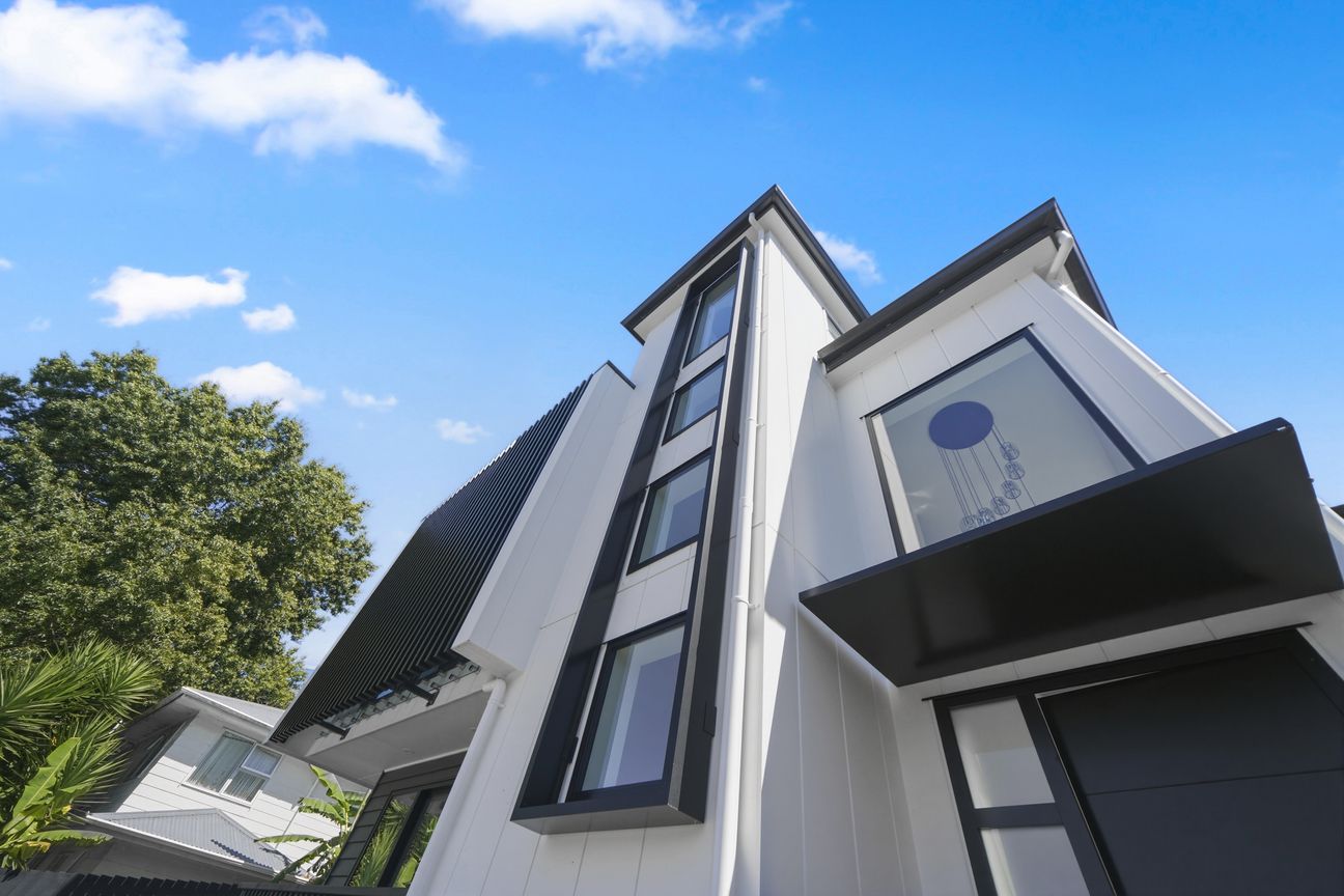 Modern Living on a Grand Scale! - Vista 3