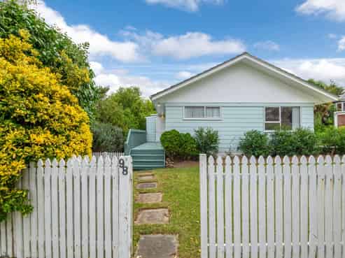 98 Spinella Drive, Bayview