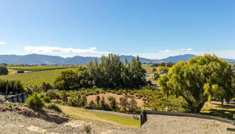 8 Lake View Place, Fairhall