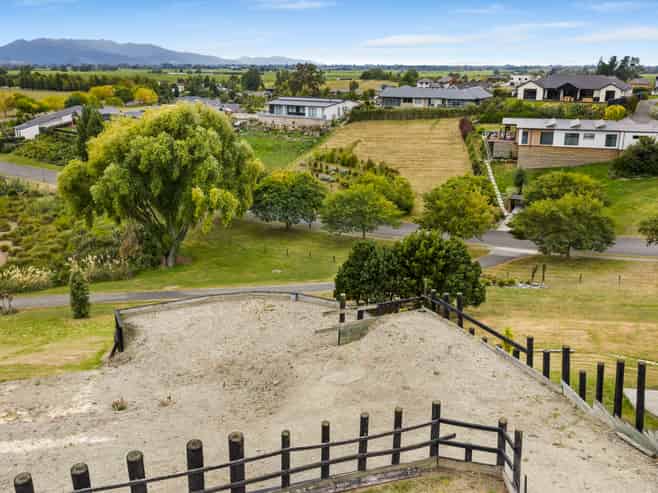 8 Lake View Place, Fairhall