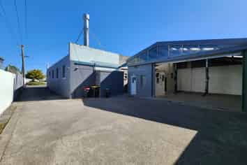 270sqm Addington warehouse, yard and 3 roller doors 