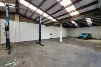 270sqm Addington warehouse, yard and 3 roller doors 