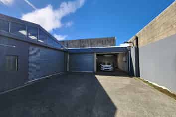 270sqm Addington warehouse, yard and 3 roller doors 