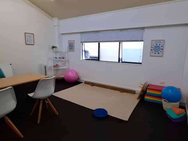 Office for Lease: Sunny, Tidy and Well Located