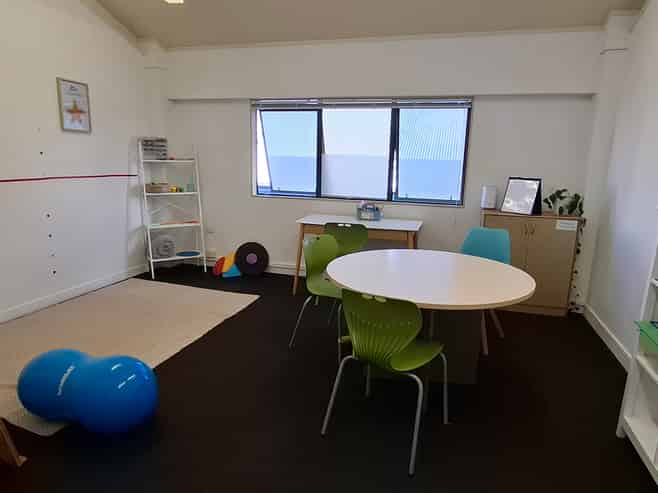 Office for Lease: Sunny, Tidy and Well Located